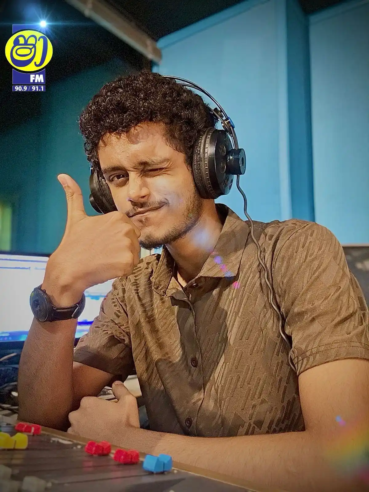 Image from SHAA FM: මේ වගේ අලුත් සතියක් ගැම්මට පටන් ගන්න ඕනේ සුපිරි සිංදු එක්ක.   එහෙනම්.....