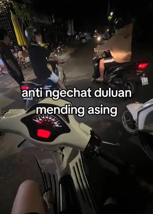 Image from Sindiran Gen-Z 👄: Mending chattingan sama yang lain darinpada chat orang lama, pada setu...