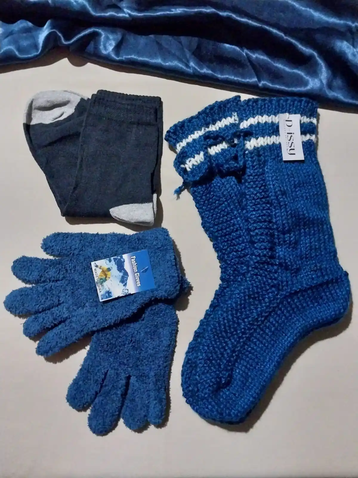 Image from D-issy 🧶: Par de medias tejidas + guantes peluditos + par de medias ✨️🤍 $9.000...