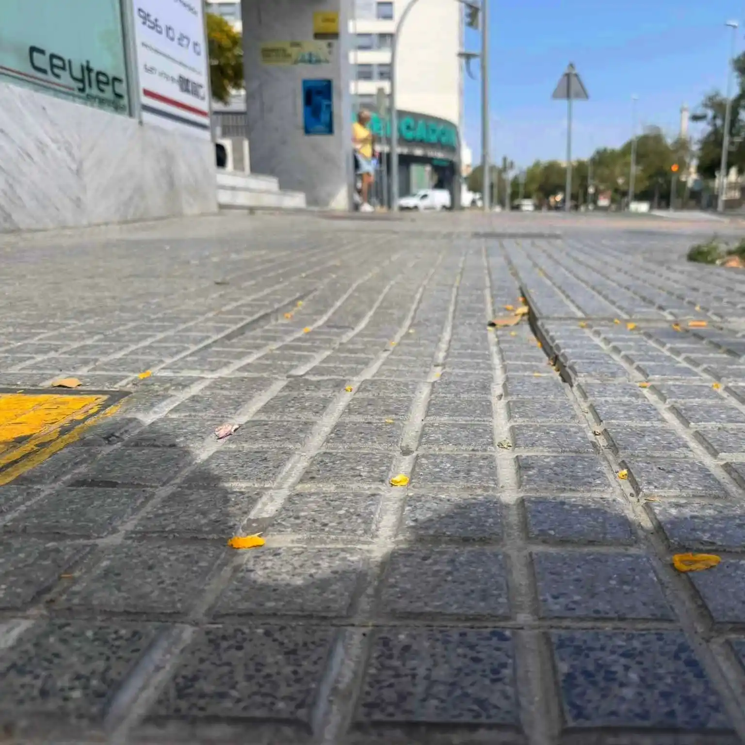 Image from Cádiz Abandonada: 🚧 A pesar de la urgencia, continúan sin ser reparadas las baldosas de...