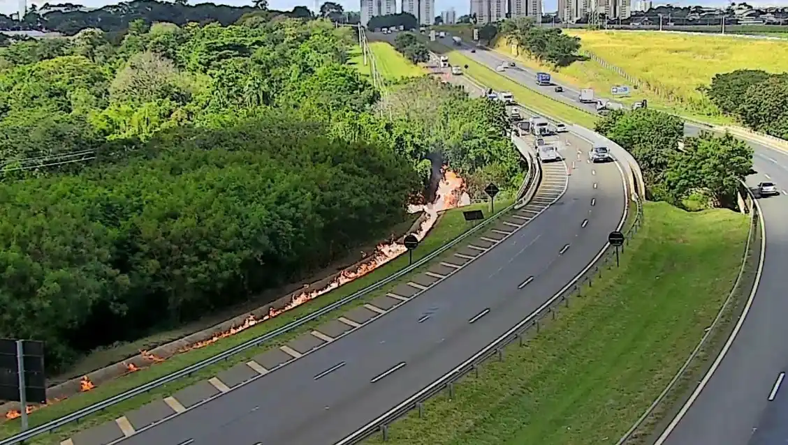 Image from g1 | Campinas e Região: Carreta bitrem carregada com etanol tomba e causa interdição em rodovi...