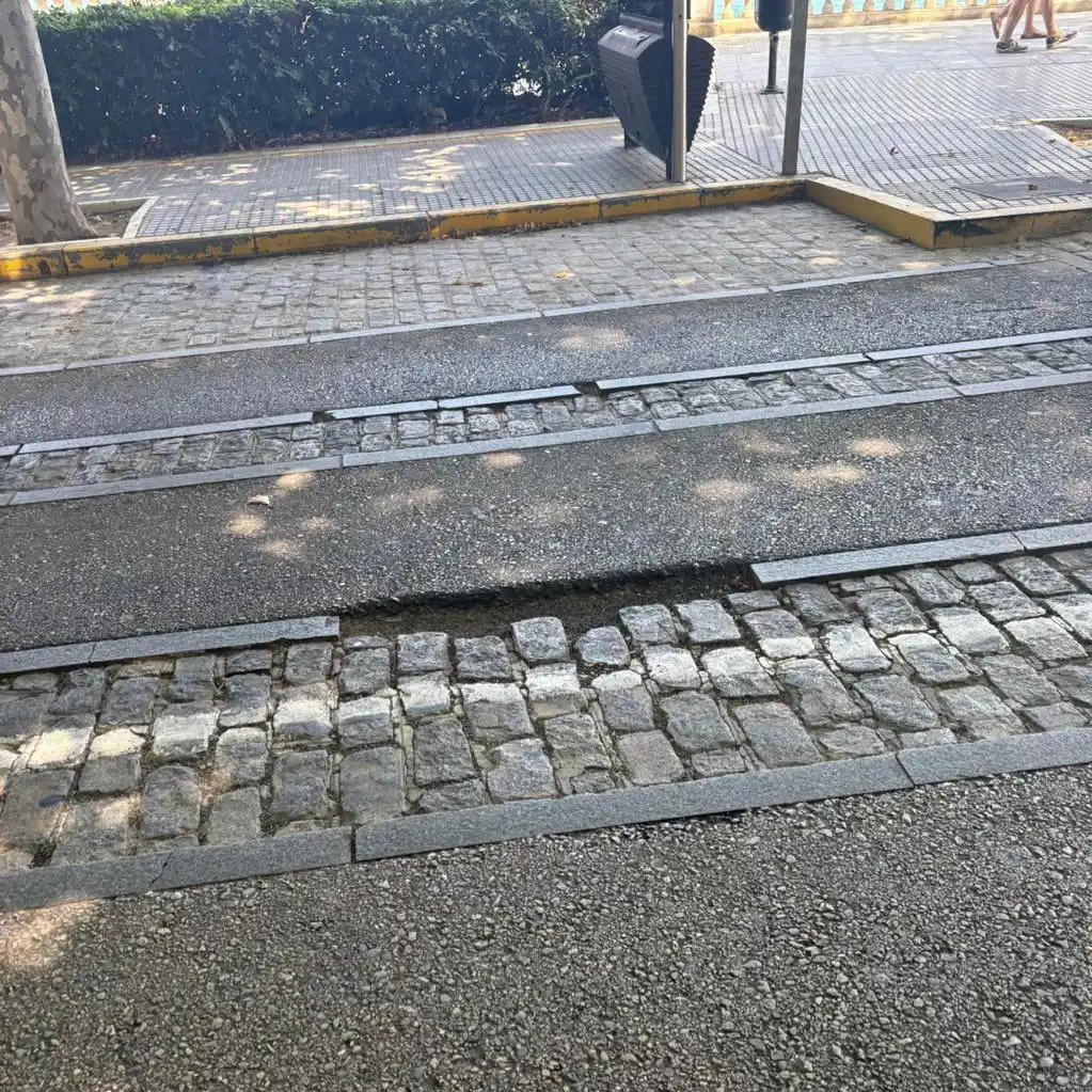 Image from Cádiz Abandonada: 🚧 Cuatro meses después de la primera denuncia, la calzada adoquinada ...
