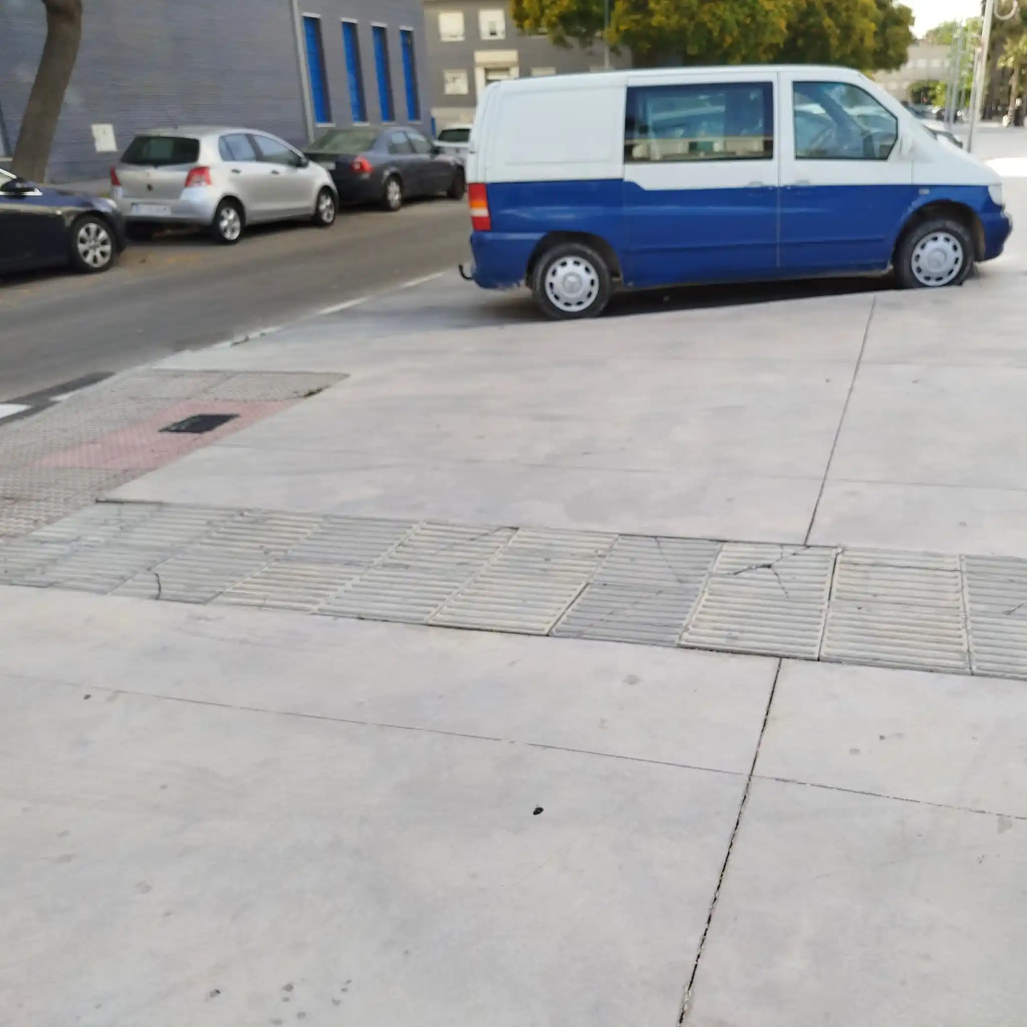 Image from Cádiz Abandonada: 🚧 Denuncian la rotura y levantamiento de baldosas podotáctiles en ace...