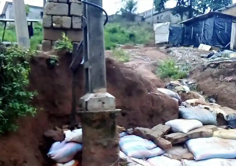 Image from Agence Ivoirienne de Presse: Des poteaux électriques instables en passe de s’effondrer à Yopougon B...
