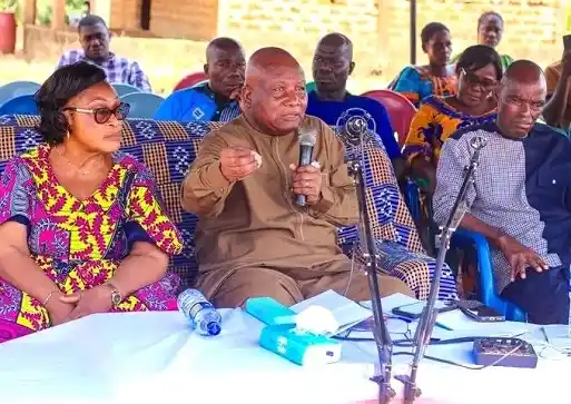 Image from Agence Ivoirienne de Presse: Le député de Guiglo-commune entretient les populations de Glôpaoudy su...
