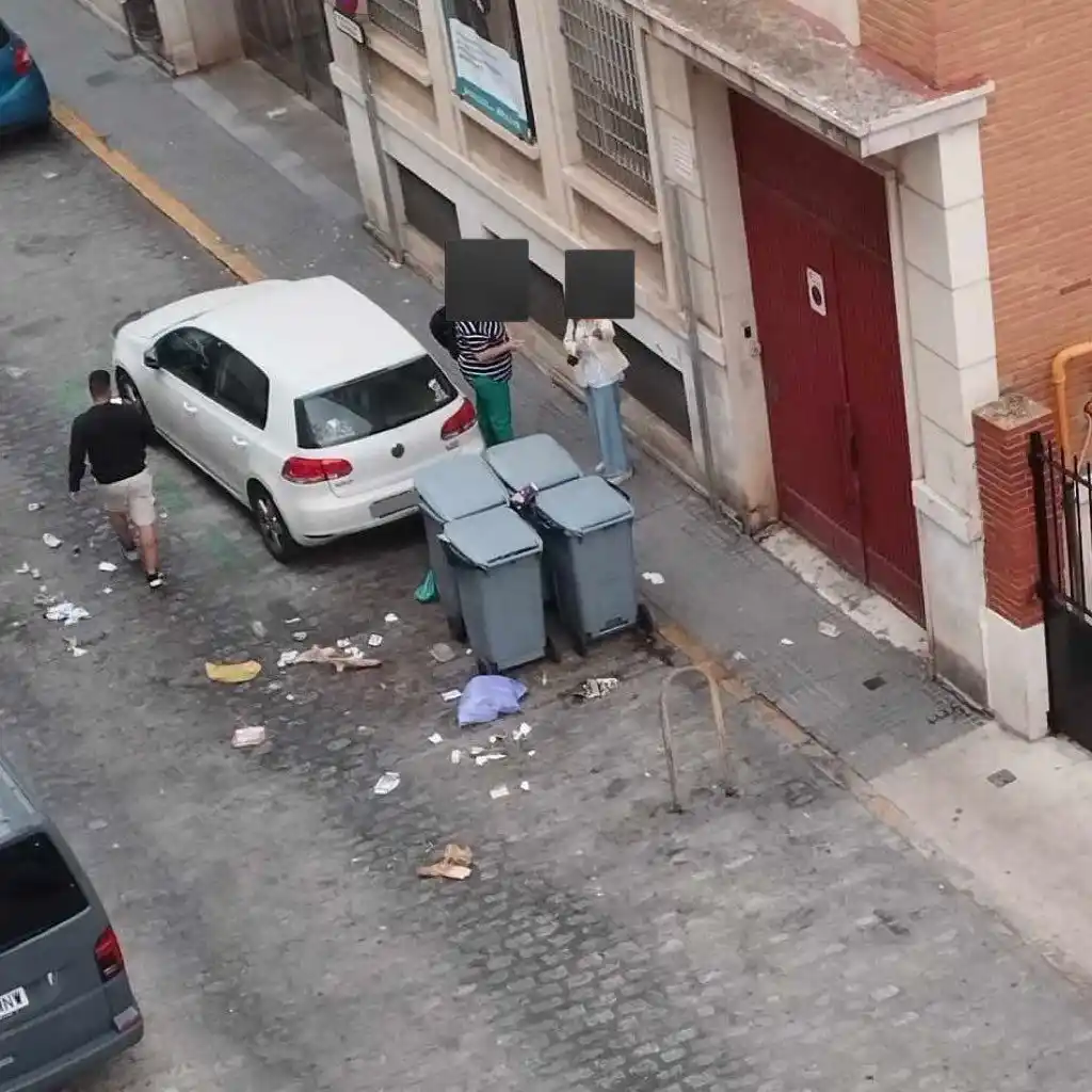Image from Cádiz Abandonada: 💩 Persisten los problemas de acumulación diaria de basuras en el ento...