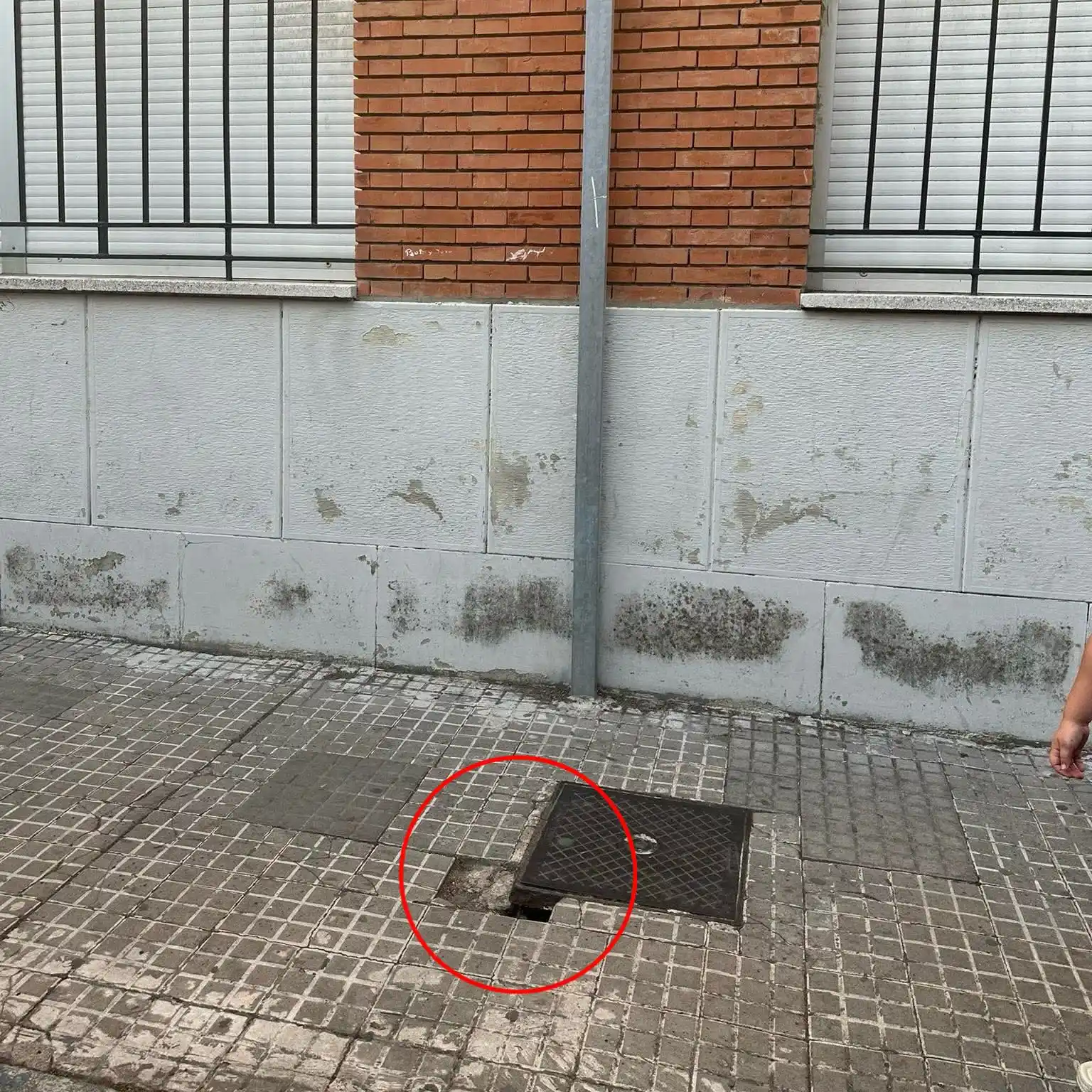 Image from Cádiz Abandonada: ⚠️ PRECAUCIÓN ⚠️ | Denuncian la pérdida de baldosas y la apertura de h...