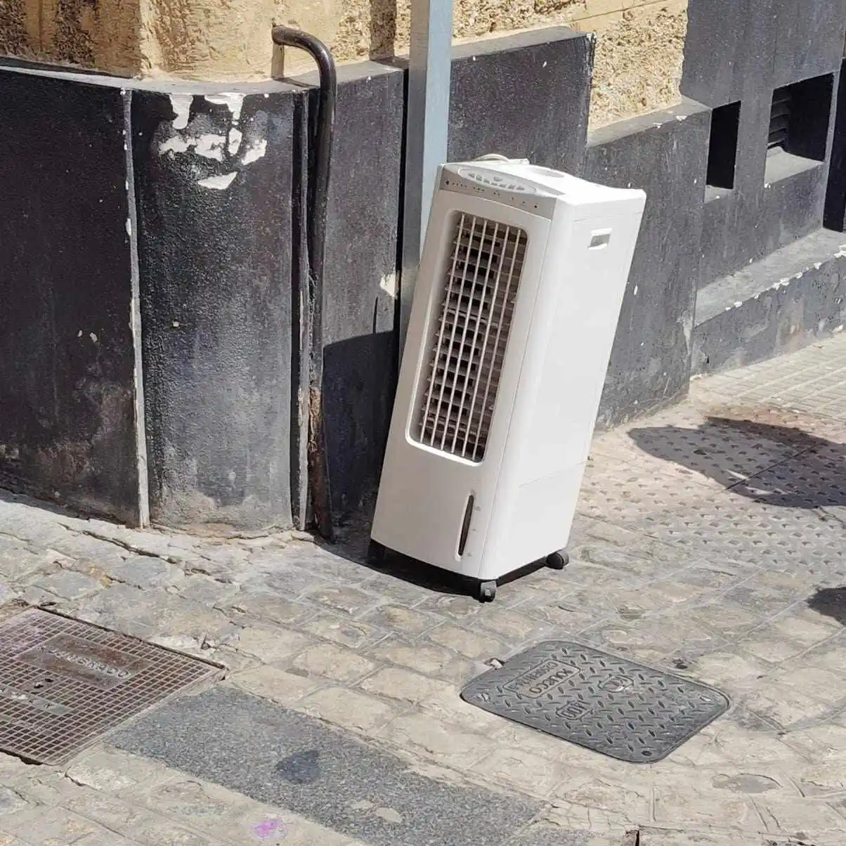 Image from Cádiz Abandonada: 🌬️ Un colaborador denuncia el depósito y abandono de aparato de refri...