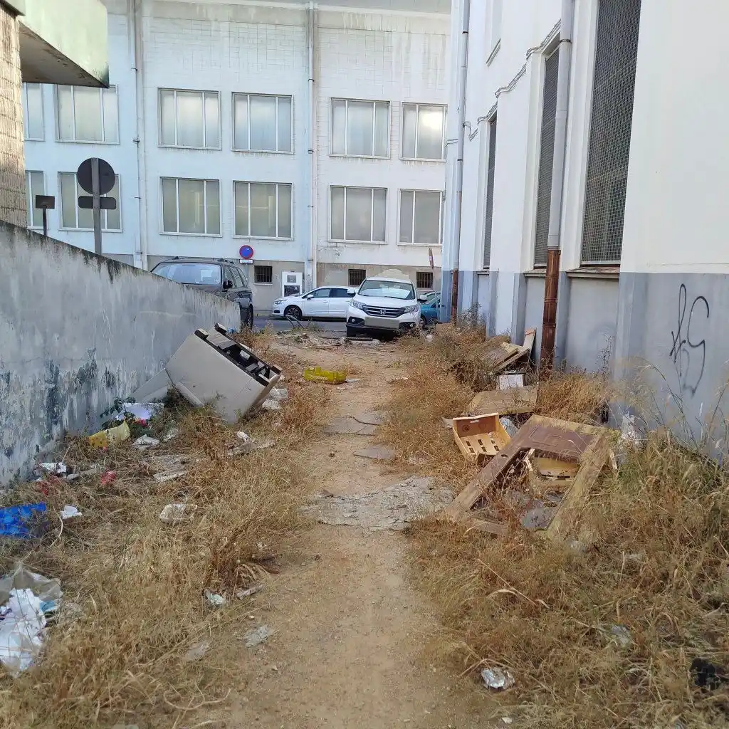 Image from Cádiz Abandonada: 📦🚪 Un colaborador denuncia la existencia de una escombrera y basurer...