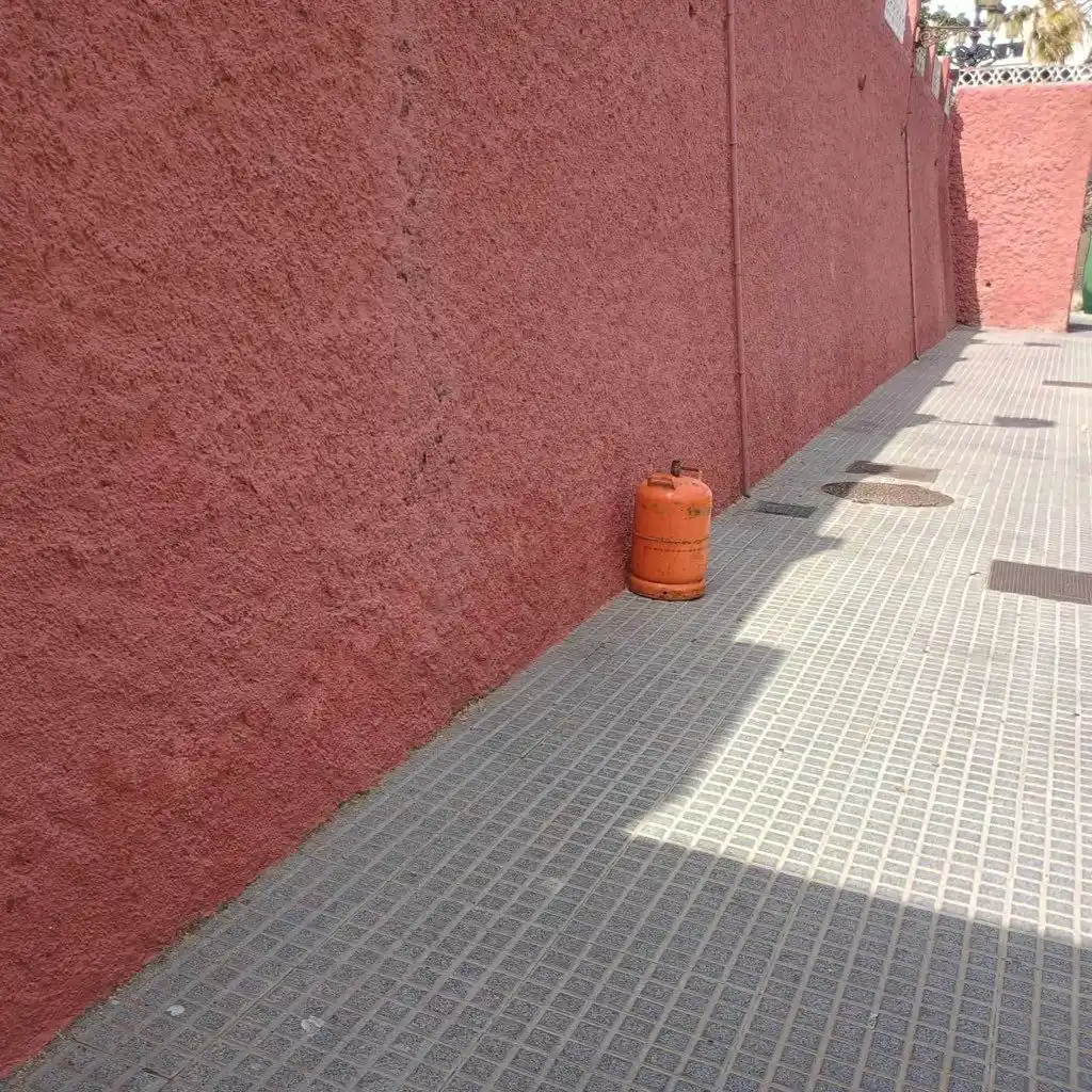 Image from Cádiz Abandonada: 🛢️ Una vez más, denuncian el abandono en la vía pública de bombona de...