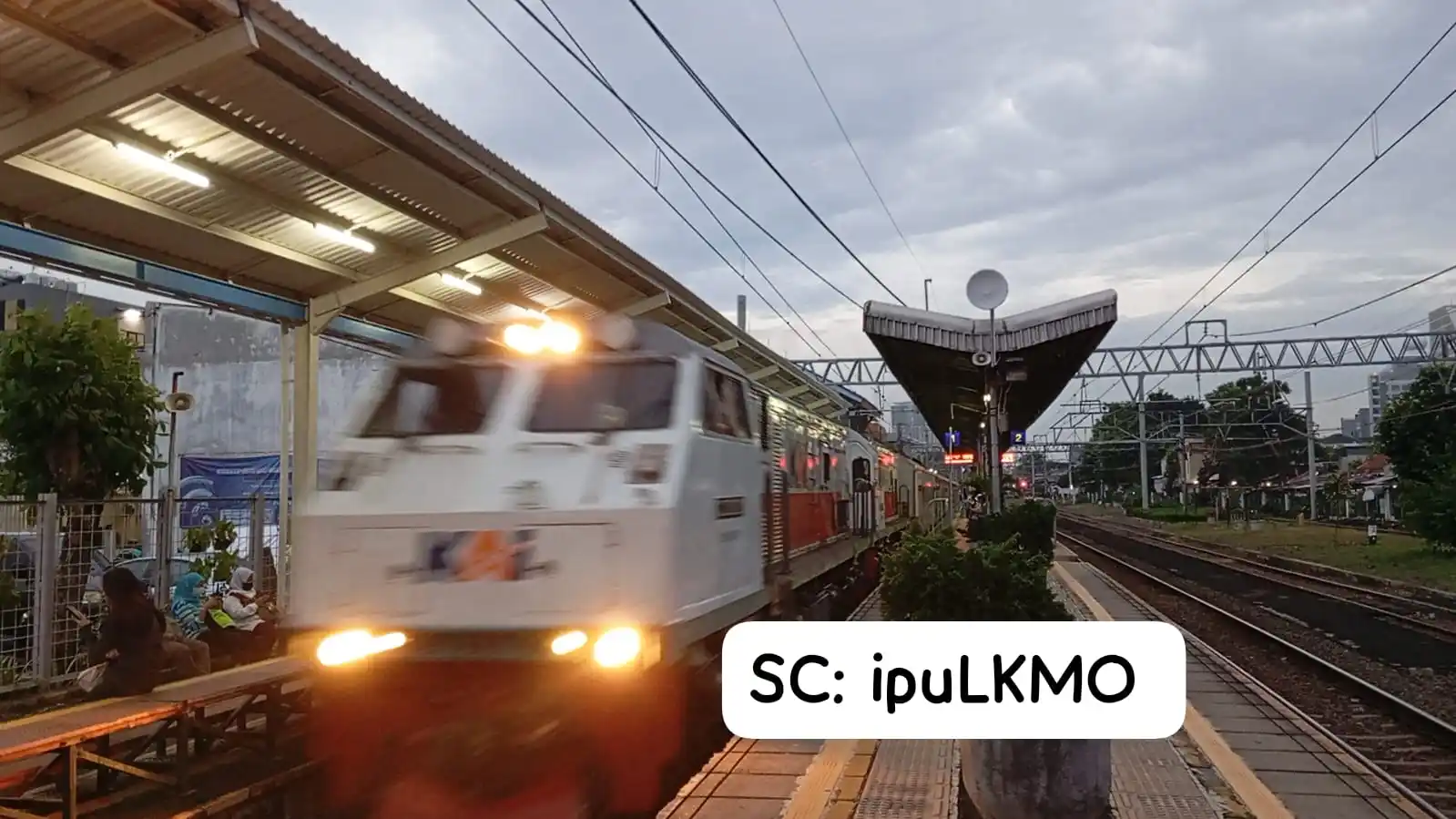 Image from SSR || Seputar Sensus Railfans.: *CC 2030201 PWT + CC 2017711 SDT - KA 302 Parcel Ons Tengah {KPB-ML}....