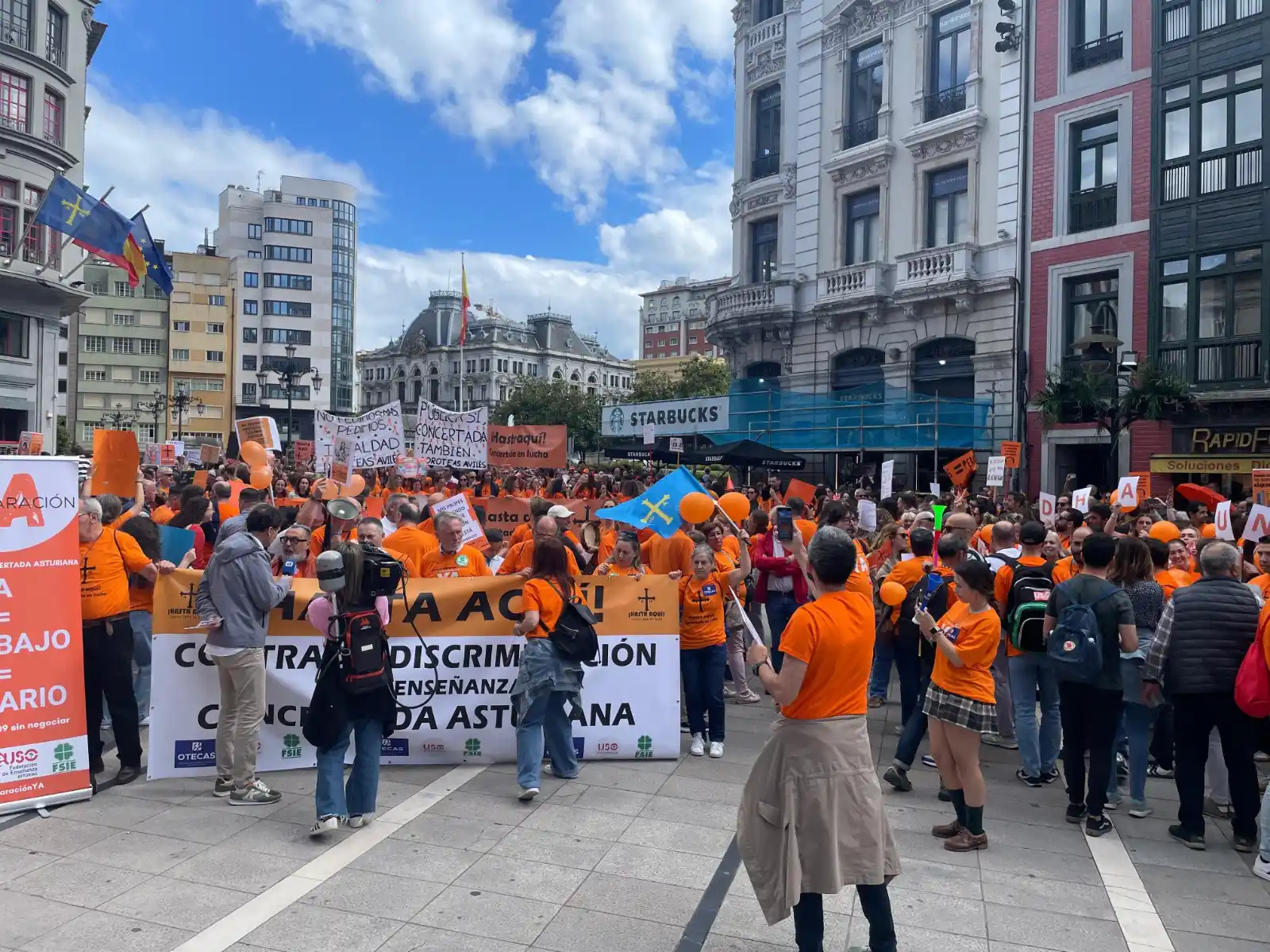 Image from EL COMERCIO: _En imágenes_ 📸 *La escuela concertada asturiana, en lucha: multitudi...