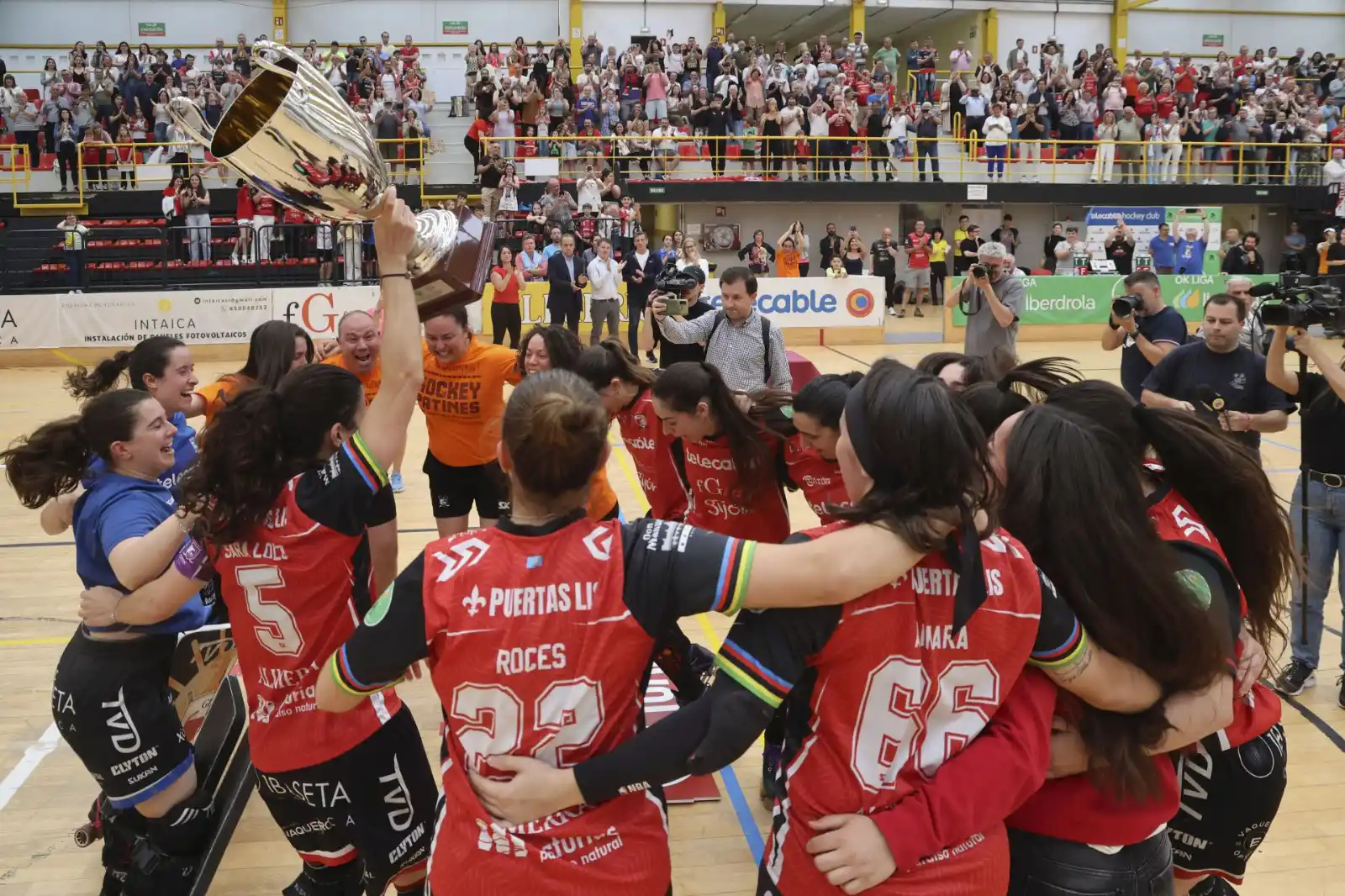 Image from EL COMERCIO: _Hockey femenino_ 🏑 *«Vestir los colores del Telecable ha sido un pri...