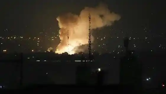 Image from EL COMERCIO: 💥 *Israel mata a 60 personas, 20 de ellas niños, al bombardear un edi...