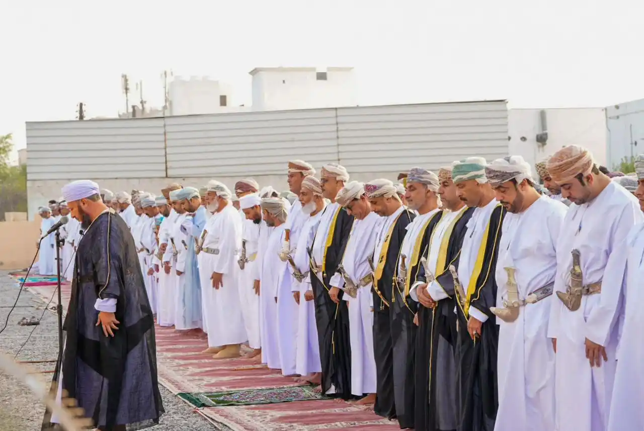 Image from وكالة الأنباء العمانية: محافظُ جنوب الباطنة يؤدّي صلاة عيد الأضحى المبارك بولاية المصنعة. htt...