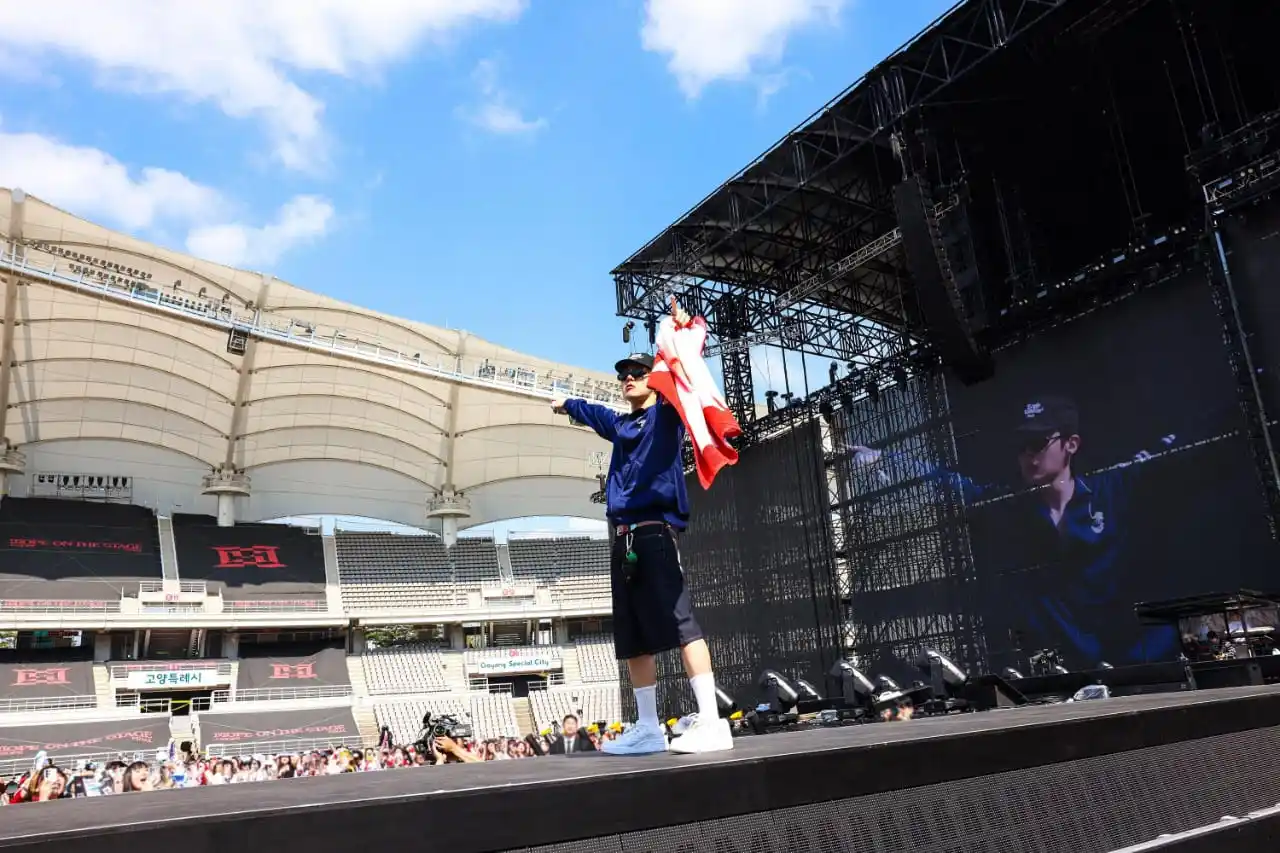 Image from BTS⁷ ARMYS NEWS ⟭⟬ 💜✨ 🫶: *📸 | Novas fotos de J-hope compartilhadas através do canal "Hope_to" ...