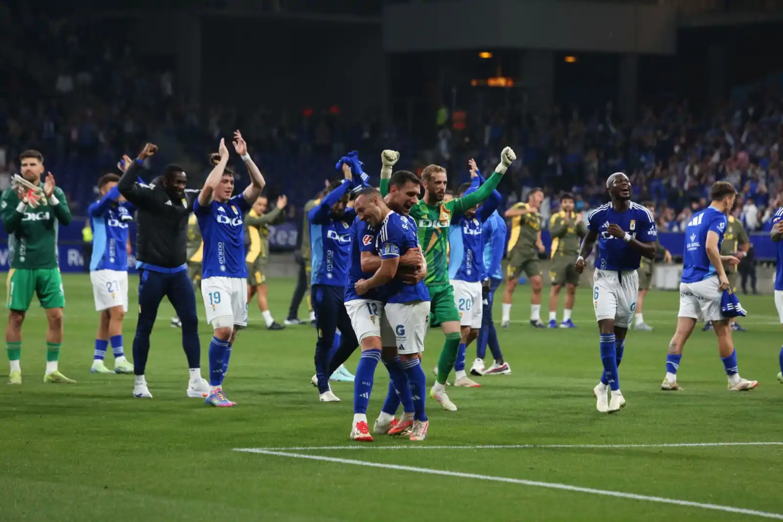 Image from EL COMERCIO: _'Play off' de ascenso a Primera_ 🔵 CRÓNICA: El *Real Oviedo*, a dos ...
