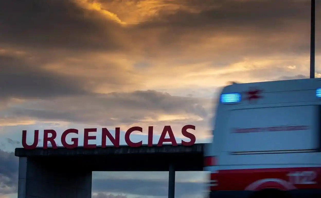 Image from EL COMERCIO: _Suceso en Carreño_ 🚑 *Un hombre cae con su bicicleta por un precipic...