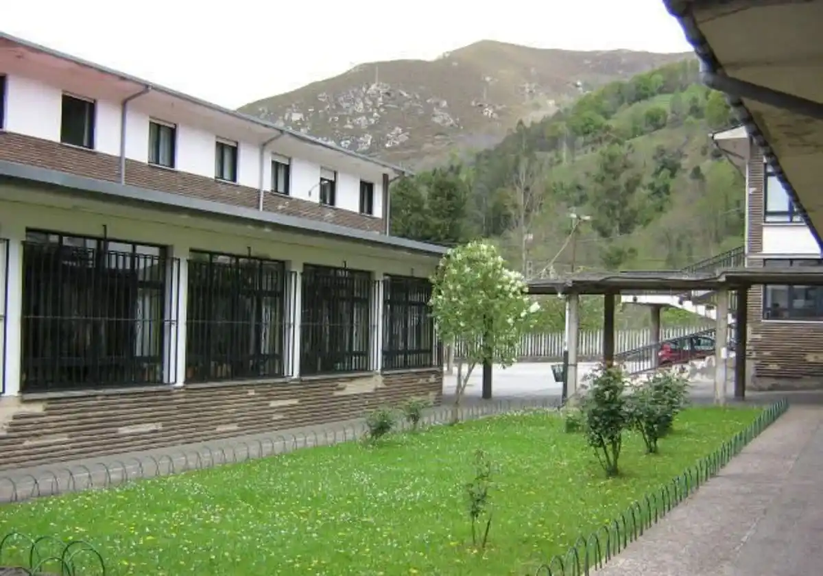 Image from EL COMERCIO: _Suceso en el occidente asturiano_ 🔴 *Explota la caldera del colegio ...