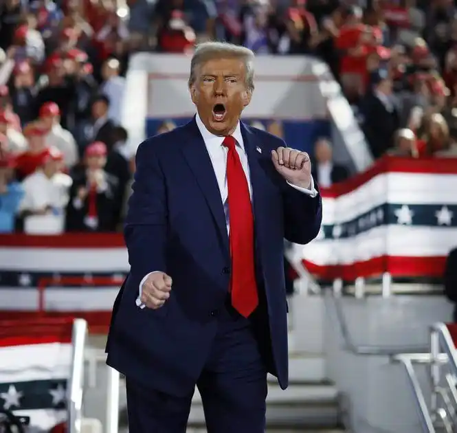 Image from 24 Канал | Новини України: 🪙🇺🇸 *Криптовалюта, гольф, ліцензійні збори: Трамп задекларував щона...
