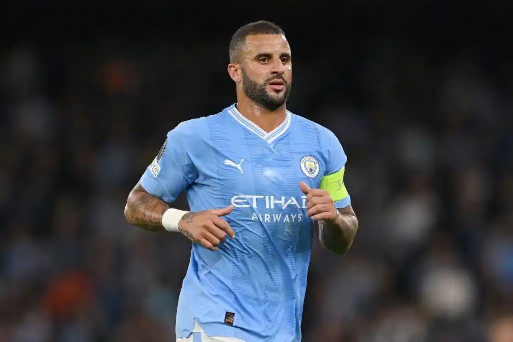 Image from SOCCER WORLD REVIEW: 🚨|🔱 *Bek kanan Manchester City Kyle Walker telah menerima tawaran da...
