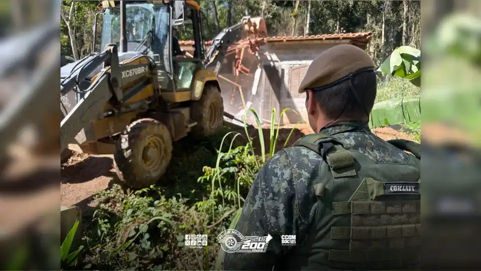Image from Polícia Militar do Estado de São Paulo: Construções irregulares são demolidas em área de manancial em Juquitib...