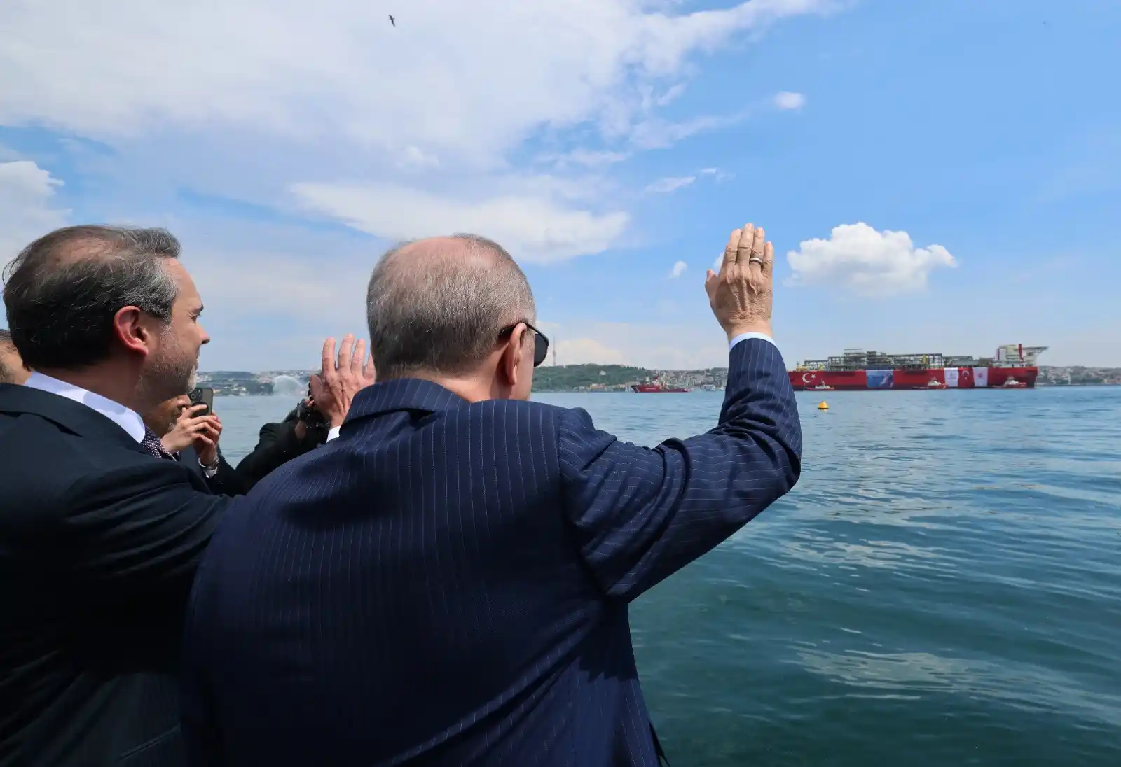 Image from TRT Haber: Cumhurbaşkanı Erdoğan, İstanbul Boğazı’ndan geçen 'Osman Gazi' yüzer ü...