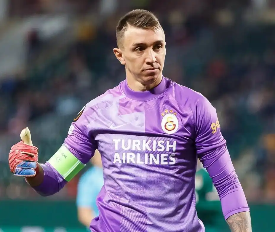 Image from Vsports Team: Fernando Muslera 🇺🇾 será refuerzo de Estudiantes 🟥⬜️🟥. Llega libre...
