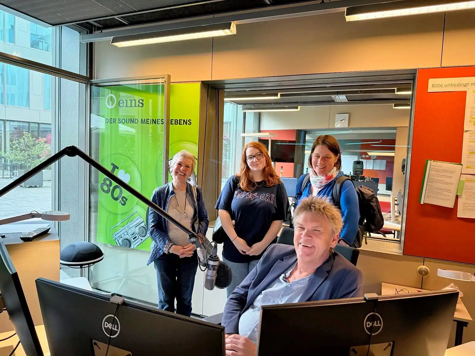 Image from Bremen Eins: 🎙️ Im Studio bei Bremen Eins! Heute beim ARD-Nachrichtentag durften u...