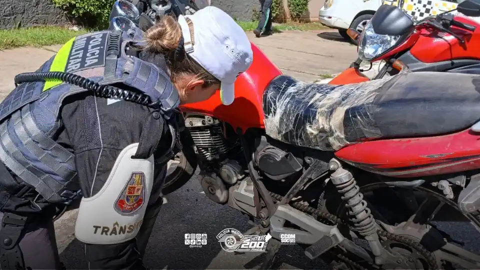 Image from Polícia Militar do Estado de São Paulo: Motociclista tenta fugir de bloqueio e é detido com moto roubada na ca...