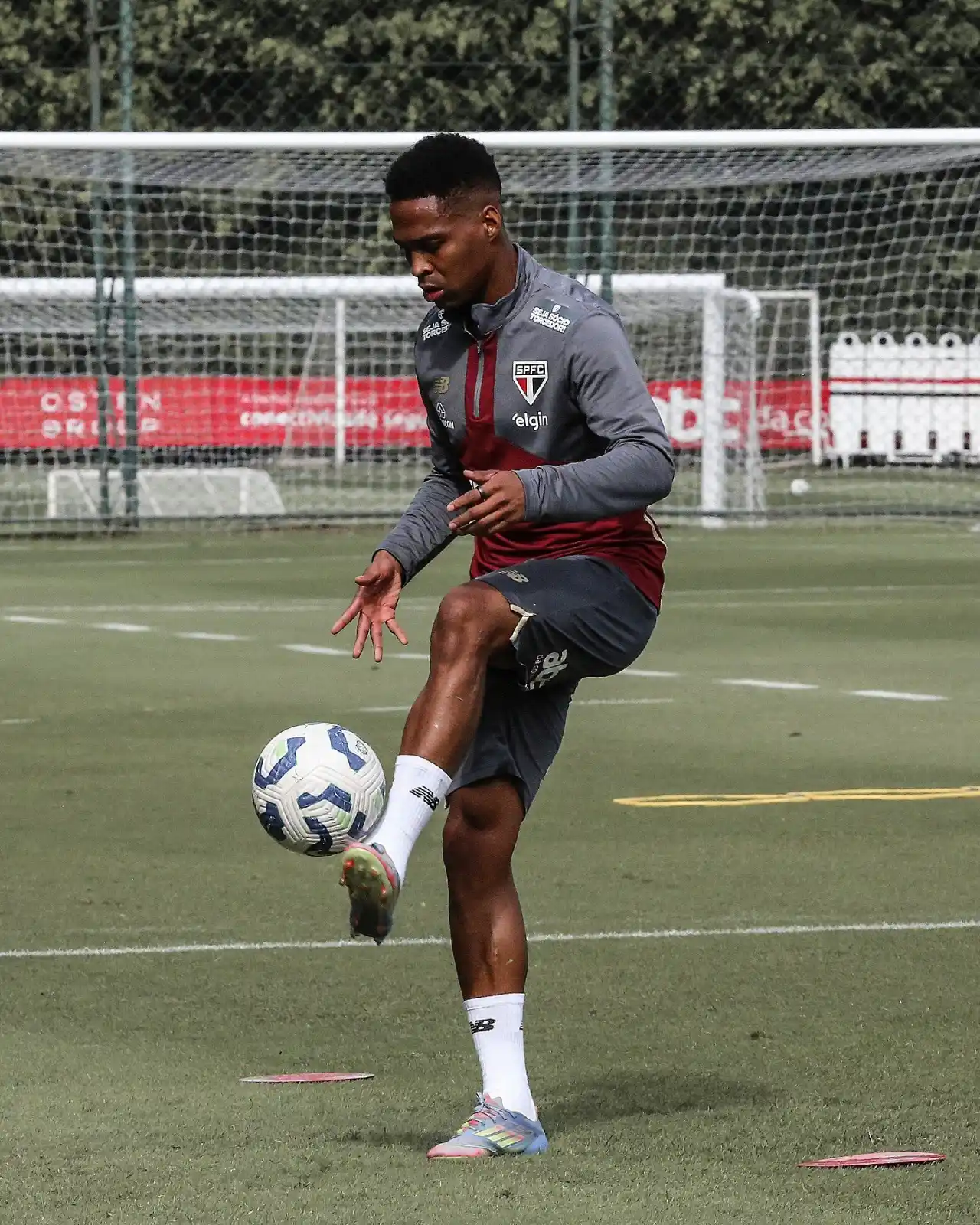 Image from UOL | São Paulo Agora: *Sabadou com muito treino lá no CT da Barra Funda* 💪🇾🇪 📸 Erico Le...