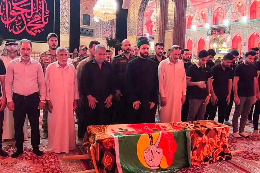 Image from فرقة العباس القتالية/ لواء 26: تشييع متطوع على أكتاف الفرسان بقلوبٍ مؤمنة بقضاء الله وقدره، شيّع فرس...