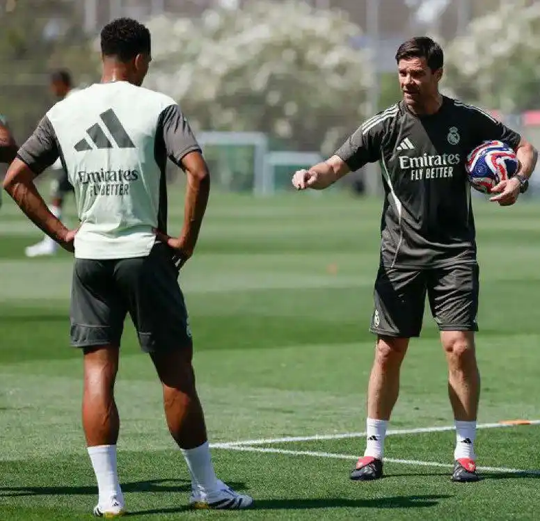 Image from Real Madrid CF ™: Xabi Alonso in training today: "Fight, move, fight, PRESS, PRESS..." �...