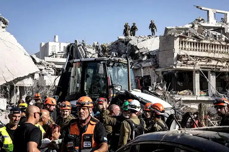 Image from RaiNews: *A Tel Aviv il bilancio provvisorio: 3 morti e circa 80 feriti. In Ira...