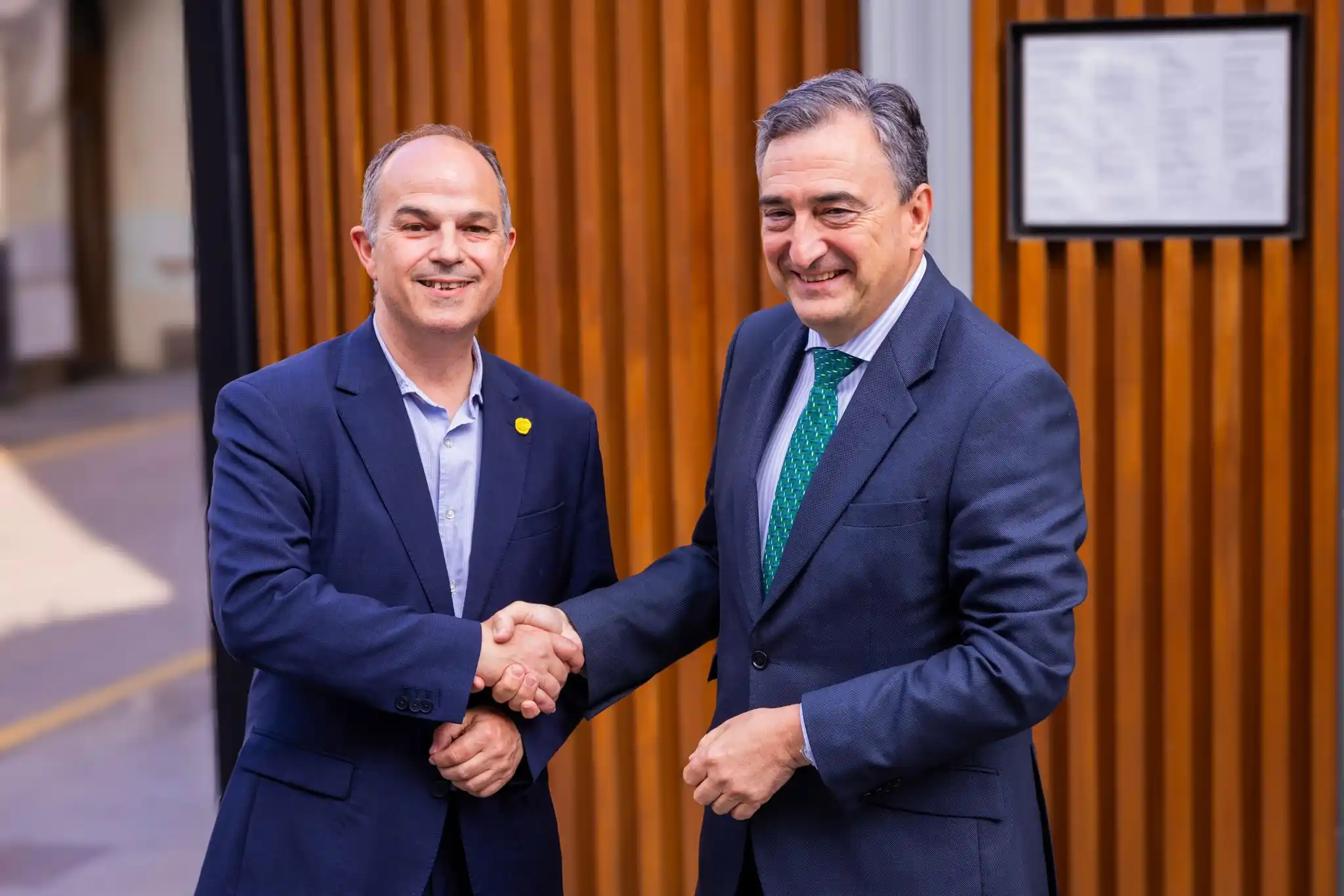 Image from EAJ-PNV: 🤝 *Aitor Esteban eta Jordi Turull Bartzelonan batzartu dira.* 📸 En ...