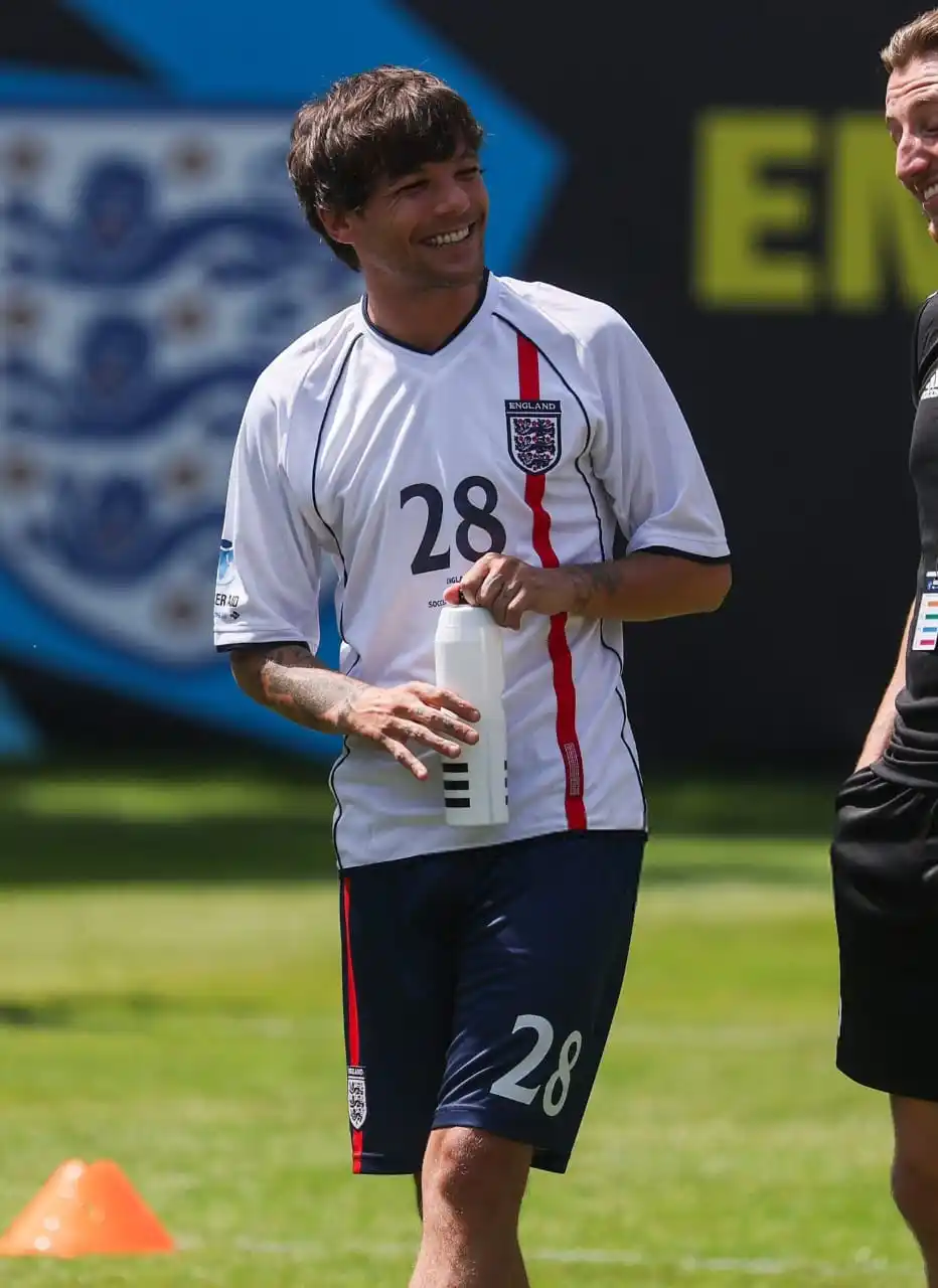 Image from UOL | Universo Louis Tomlinson: 🥹 • Aquele sorriso que nos encanta.. © Via ctto...