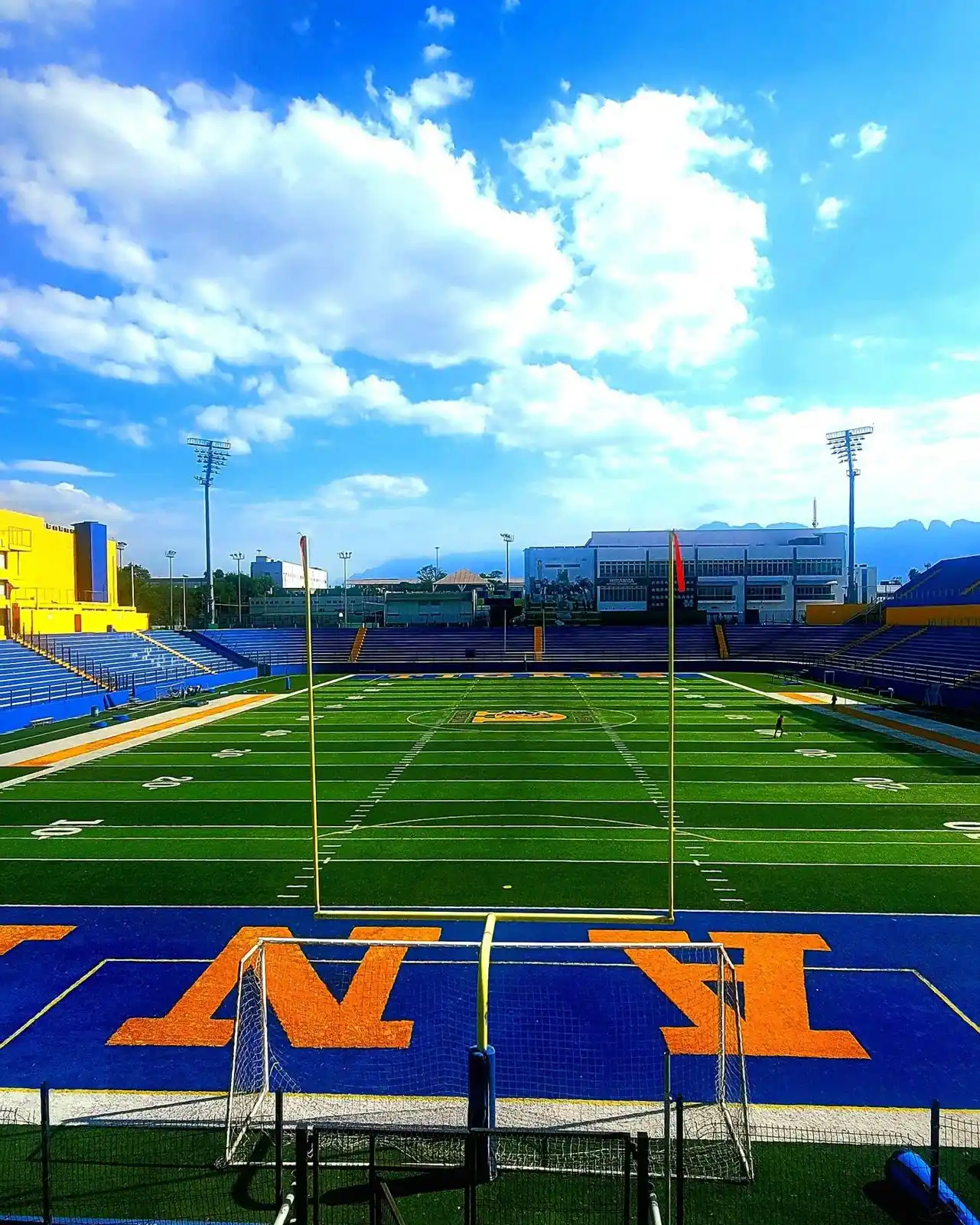 Image from UANL: El Estadio Gaspar Mass 🏟️ es la casa del futbol americano universitar...