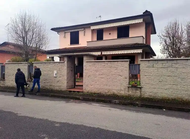 Image from RaiNews: *Garlasco, "Nella villetta almeno 3 persone". Sulla gamba di Chiara Po...