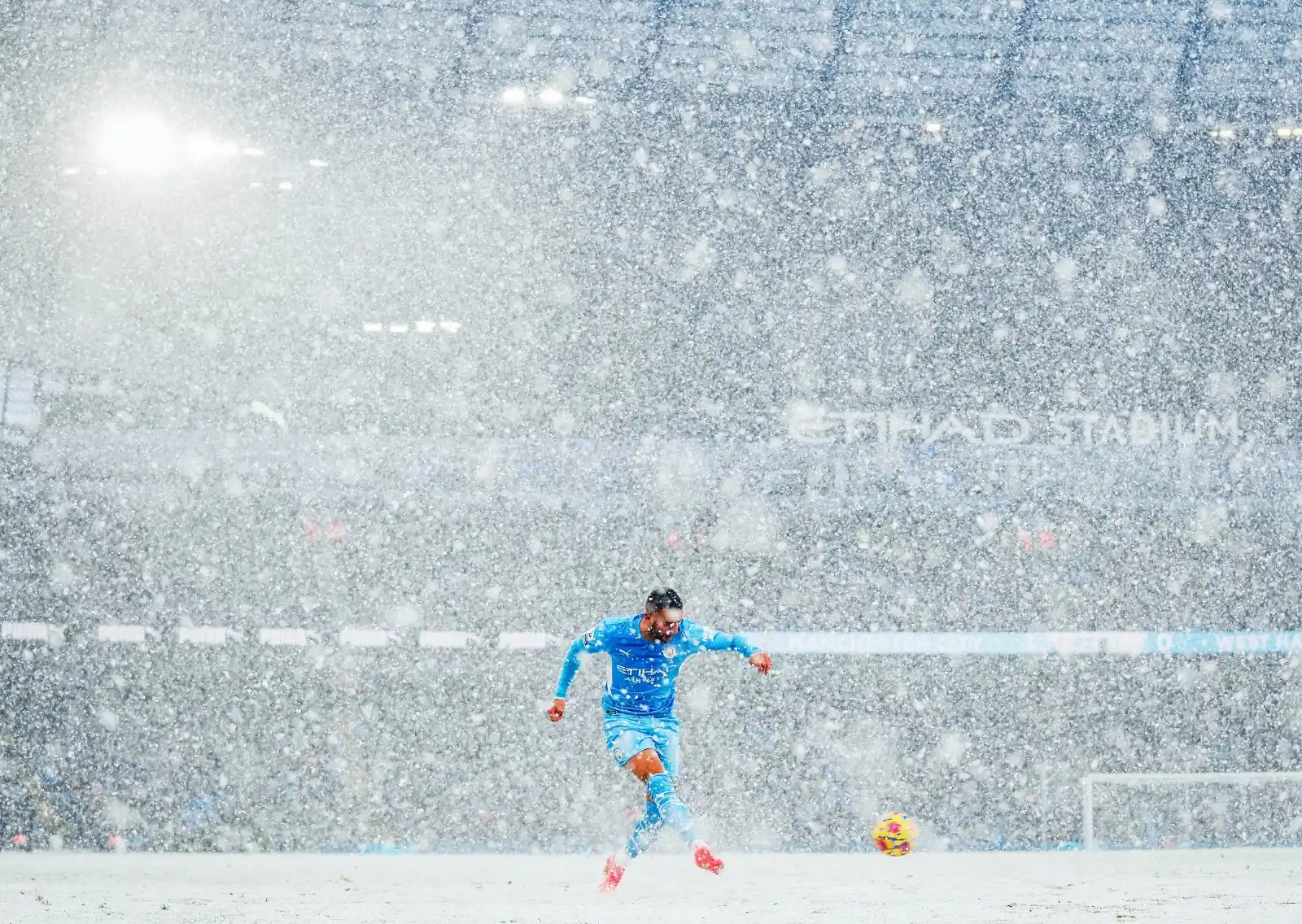 Image from Man City Português : ❄️ Jogo debaixo de neve? ❄️ Em 28/11/2021, vencemos o West Ham por 2 ...