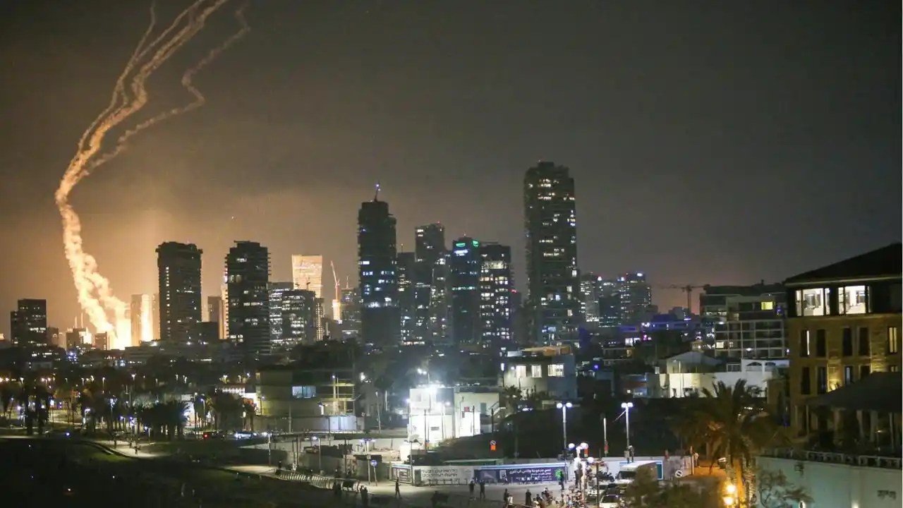 Image from RaiNews: *L’Iran contrattacca: lanciate centinaia di missili su Israele. Esplos...