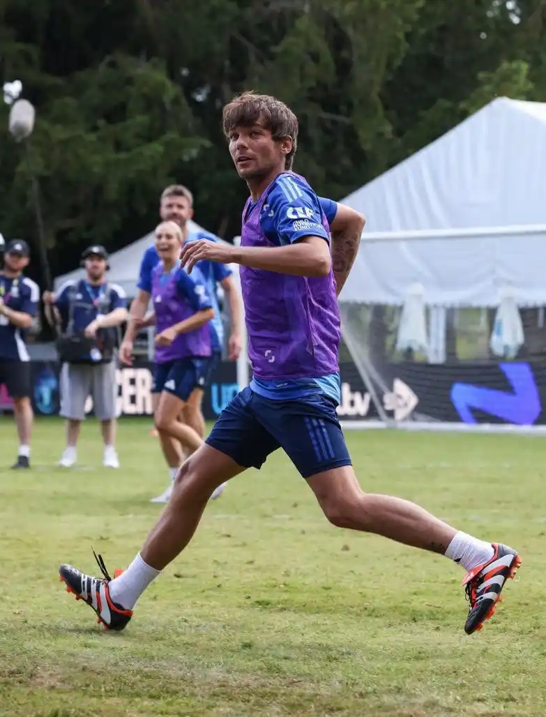 Image from UOL | Universo Louis Tomlinson: 🥹 • Louis compartilhou um carrossel de fotos se preparando nos treino...