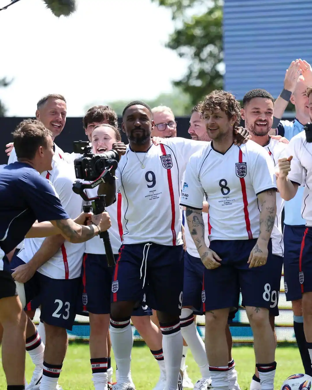 Image from UOL | Universo Louis Tomlinson: 🥅 • Louis em fotos com os seus colegas de time!  © Via SoccerAid...