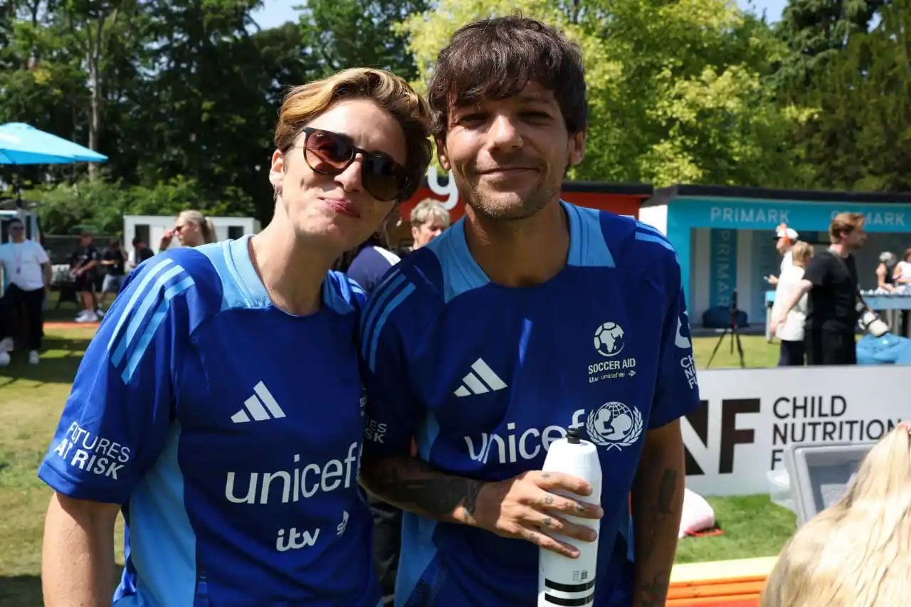 Image from UOL | Universo Louis Tomlinson: ⚽ • Louis Tomlinson junto de Vicky McClure. © Via ctto...