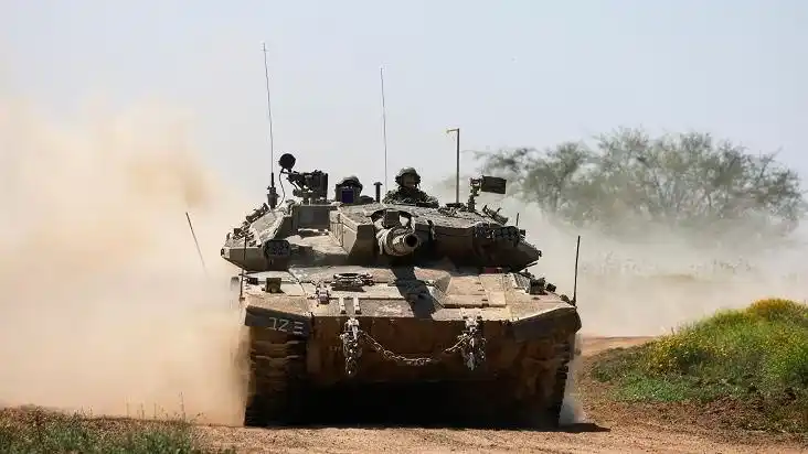 Image from RaiNews: *Media, Israele pronto a colpire l'Iran. Gli Usa evacuano personale da...