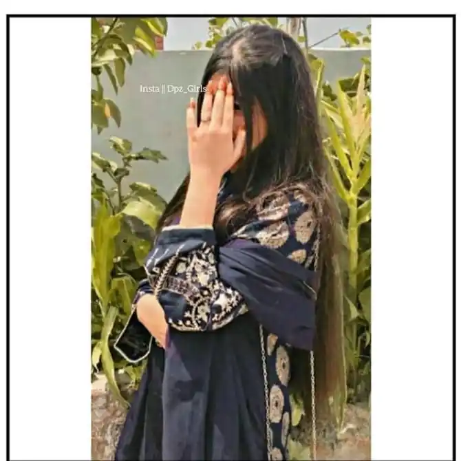 Image from کیوٹ انجینئر ٹویٹ 🧾✨🌺: *میں نے دروازے پہ لکھا:*🙃😇 *اپنی منافقت باہر چھوڑ کر آئیں۔۔۔۔*🥺😊 ...