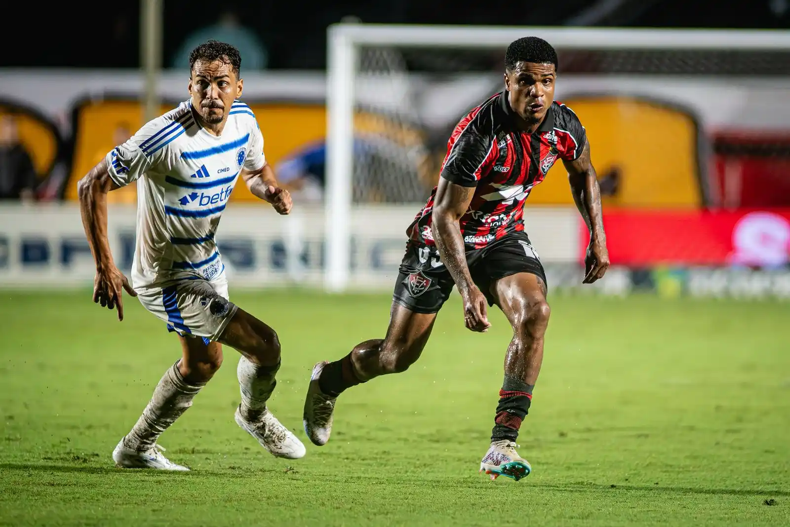 Image from Diário de torcedor: Nota do Vitória informando sobre Jamerson:  "O lateral esquerdo Jamers...