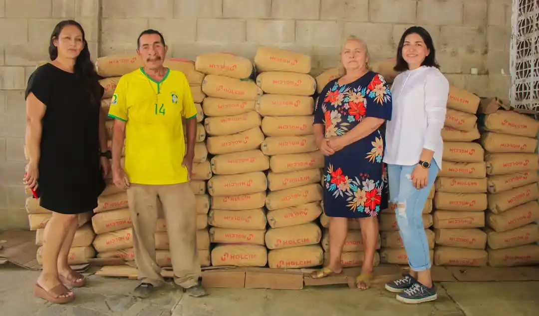 Image from San Salvador Este: Nuestro Alcalde Elías Aragon hizo entrega de cemento a habitantes y di...