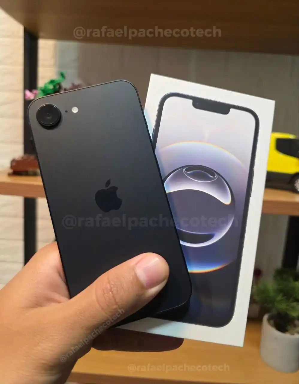 Image from Rafael Pacheco Ofertas: 🍎 O "BARATINHO" DA MAÇÃ! - Apple iPhone 16e de 128 GB — Preto 💵 R$...