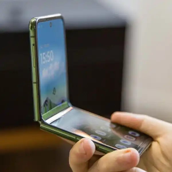 Image from Canaltech Ofertas: 🔥🔥🔥 O dobrável da Motorola segue com o menor valor histórico! Sma...