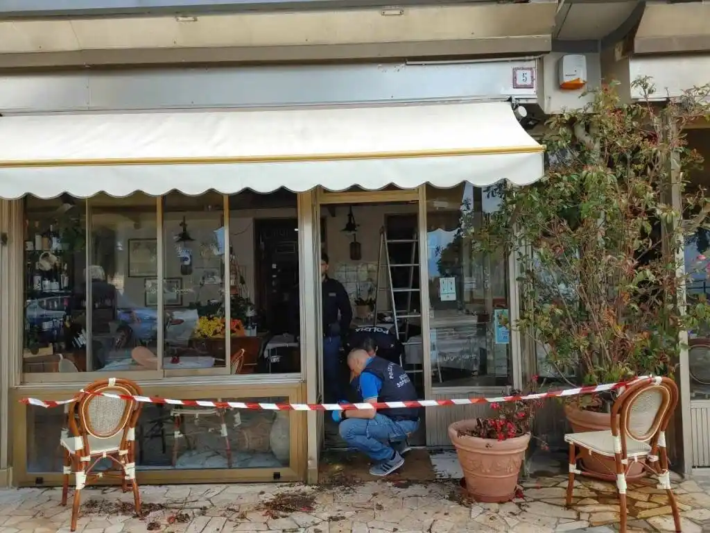 Image from Levante News: *Rapallo: ancora una spaccata, sul lungomare, colpito il ristorante Mo...